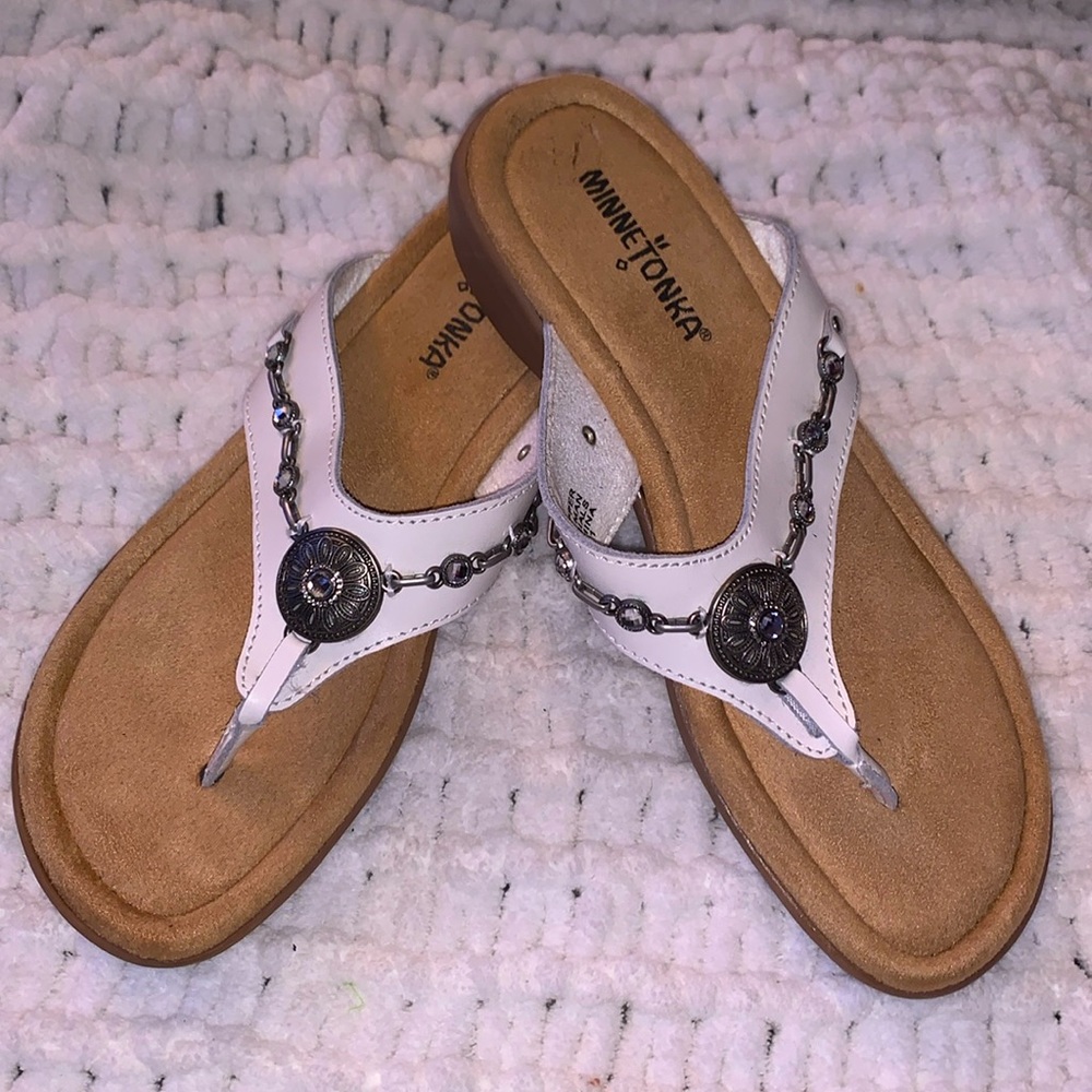 Minnetonka sandals size 7